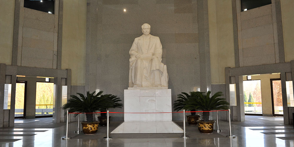 周恩來紀念館主館漢白玉像