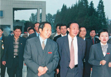 吳邦國參觀周恩來紀念館