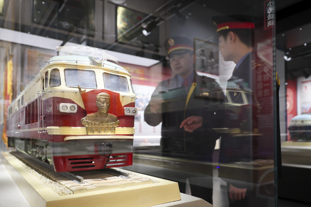 3月4日，上海機(jī)輛段職工在“周恩來(lái)號(hào)”機(jī)車展室觀看第二代“周恩來(lái)號(hào)”機(jī)車模型。