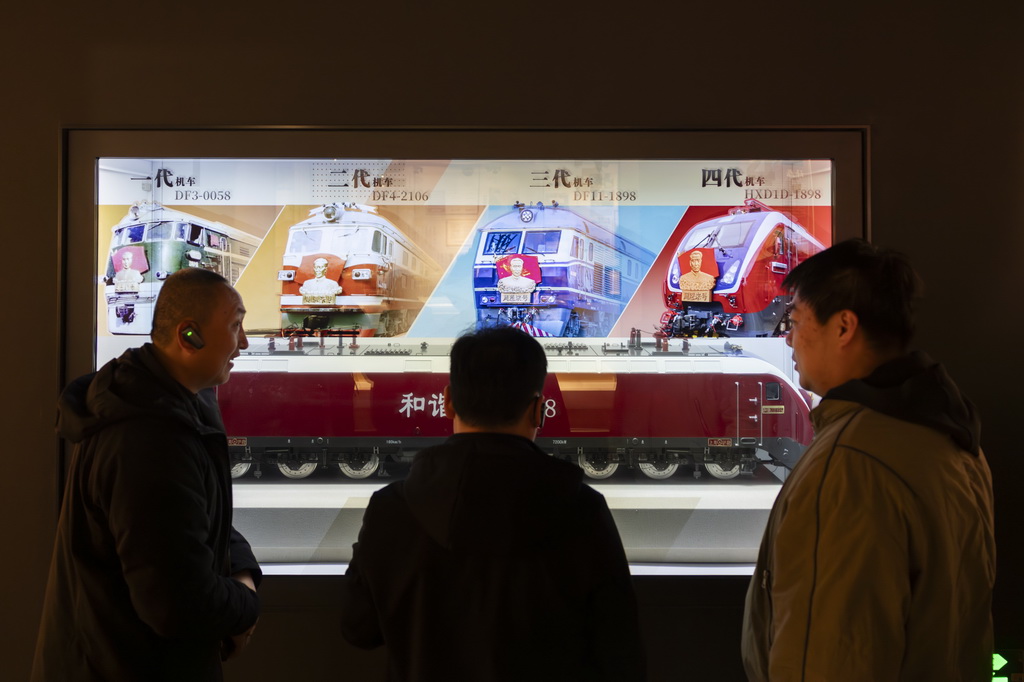 3月4日，觀眾在“周恩來號”機(jī)車展室參觀，了解四代機(jī)型更迭發(fā)展歷程。