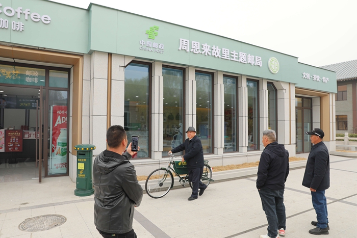 游客在主題郵局外拍照打卡。江蘇郵政供圖